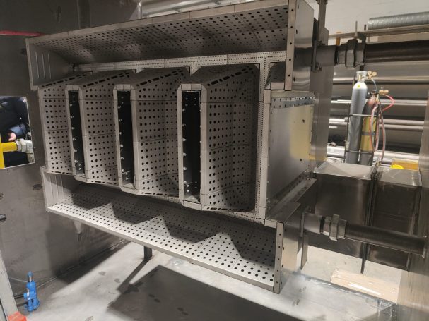 Macchinario industriale con moduli orizzontali per il trattamento dei materiali.