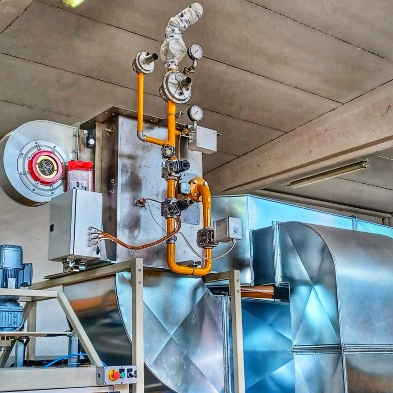 Sistema di tubazioni e valvole in ambiente industriale con attrezzature metalliche.